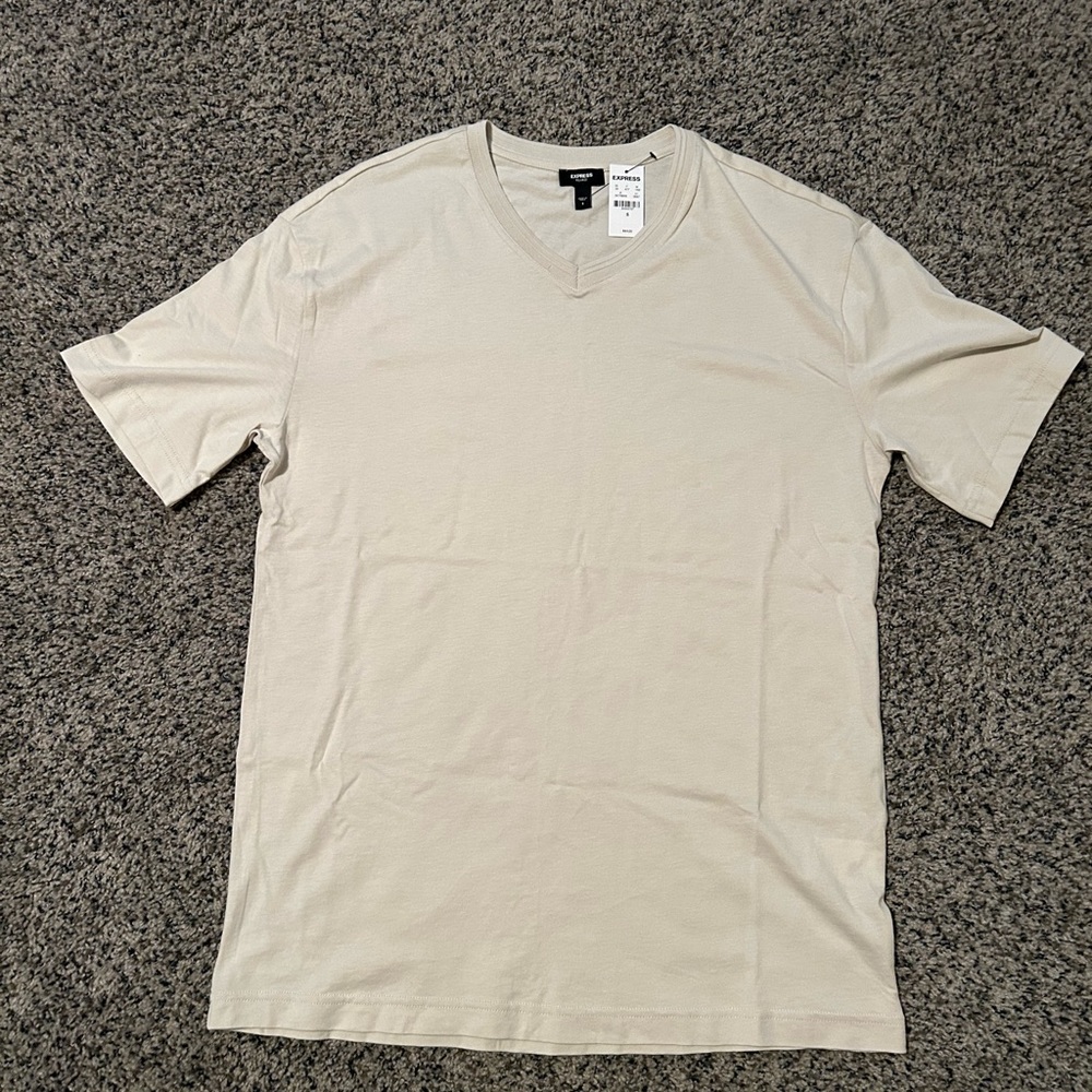 Brand New Men’s Express Relaxed Fit Cream V-Neck T-Shirt Size Small!!